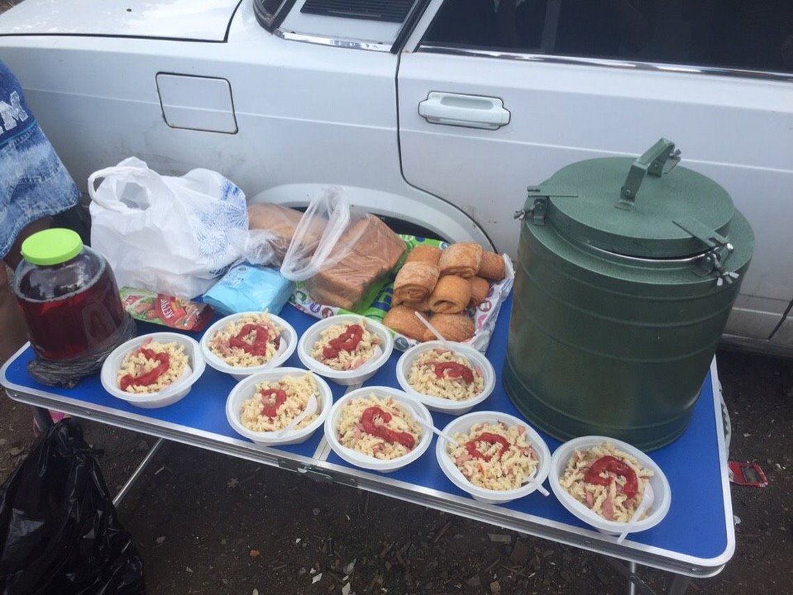 Еда для бездомных. Обеды для бездомных. Еда бомжей. Стол бомжей с едой.