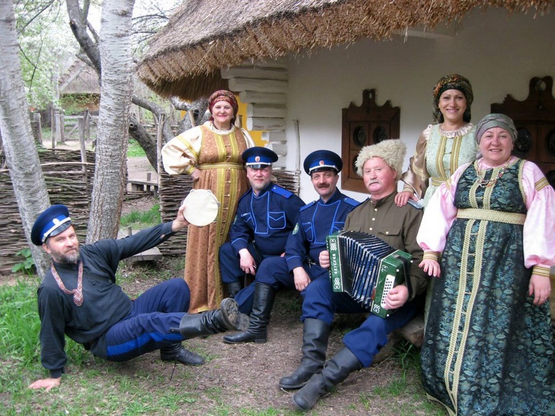 Окном наличники гуляй гуляй да пой станичники. Музыкальный фольклор. Гуляй да пой Станичники.