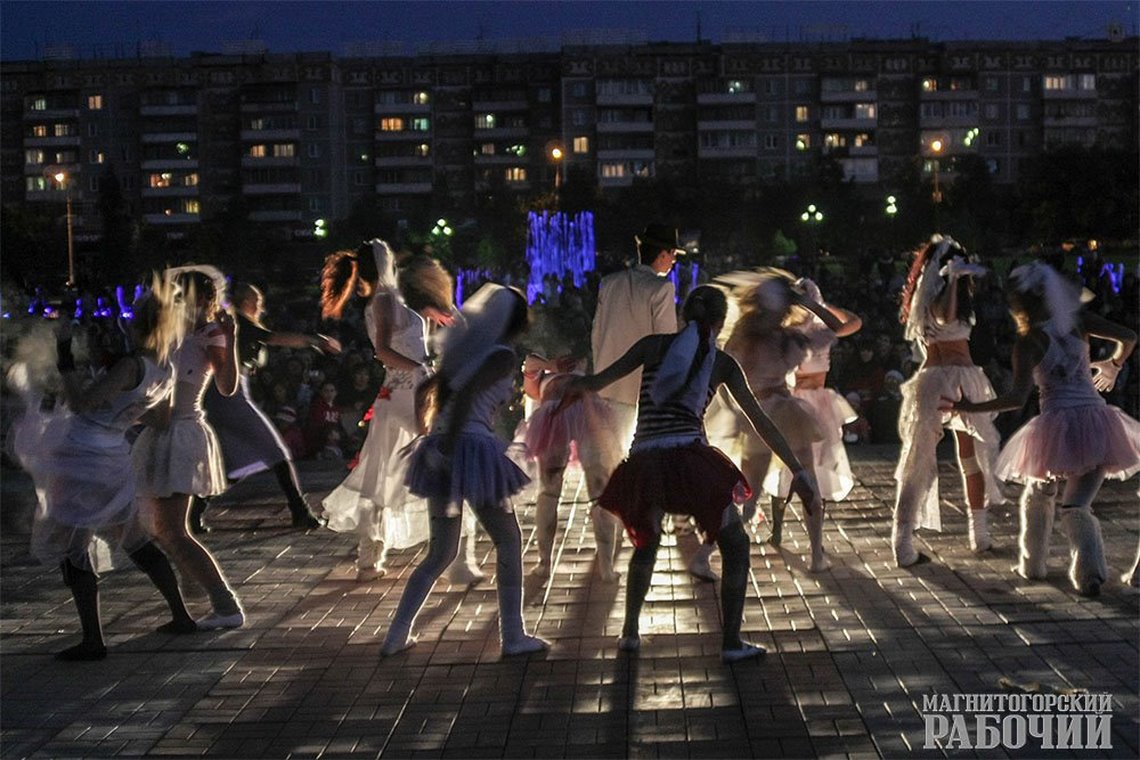 Салют джаз. Танцевальная студия фейерверк. Танцы по вечерам Магнитогорск. Сцена на набережной день города Магнитогорск.