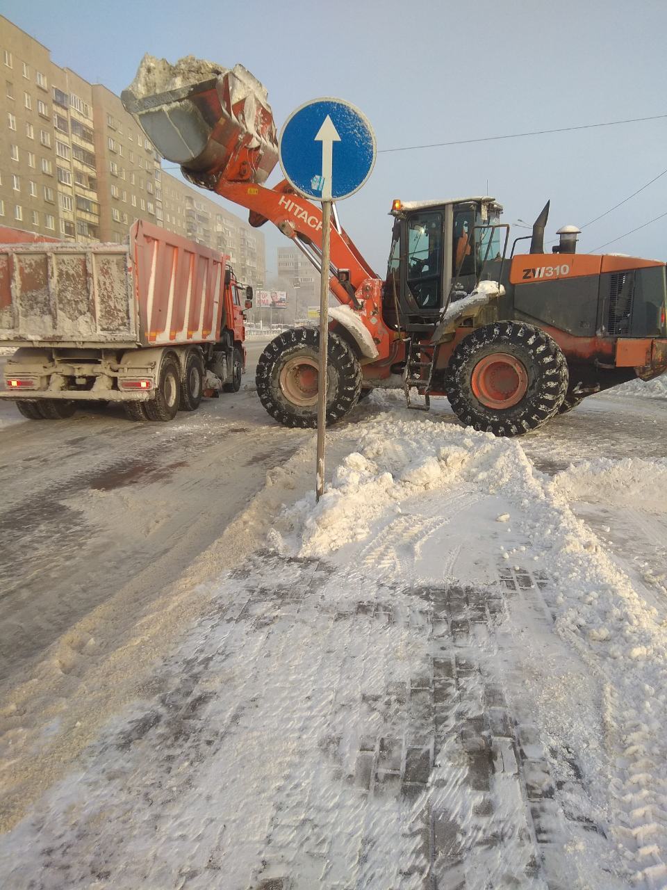 Трактор и камаз чистят снег