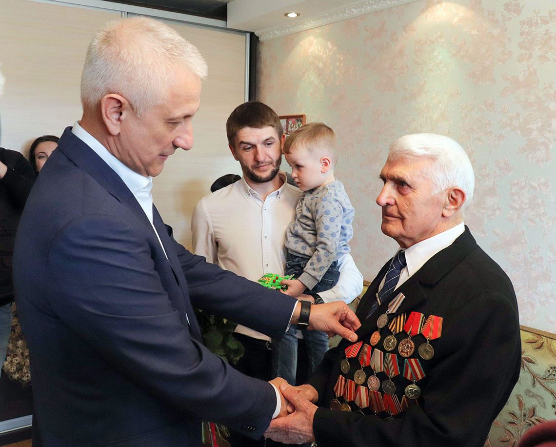 92 года в строю. Глава города вручил заслуженную медаль ветерану Великой отечественной войны