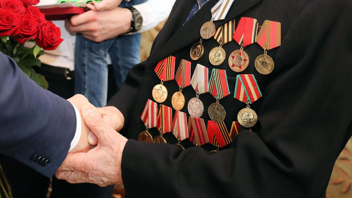 Фото ветерану вручают медаль