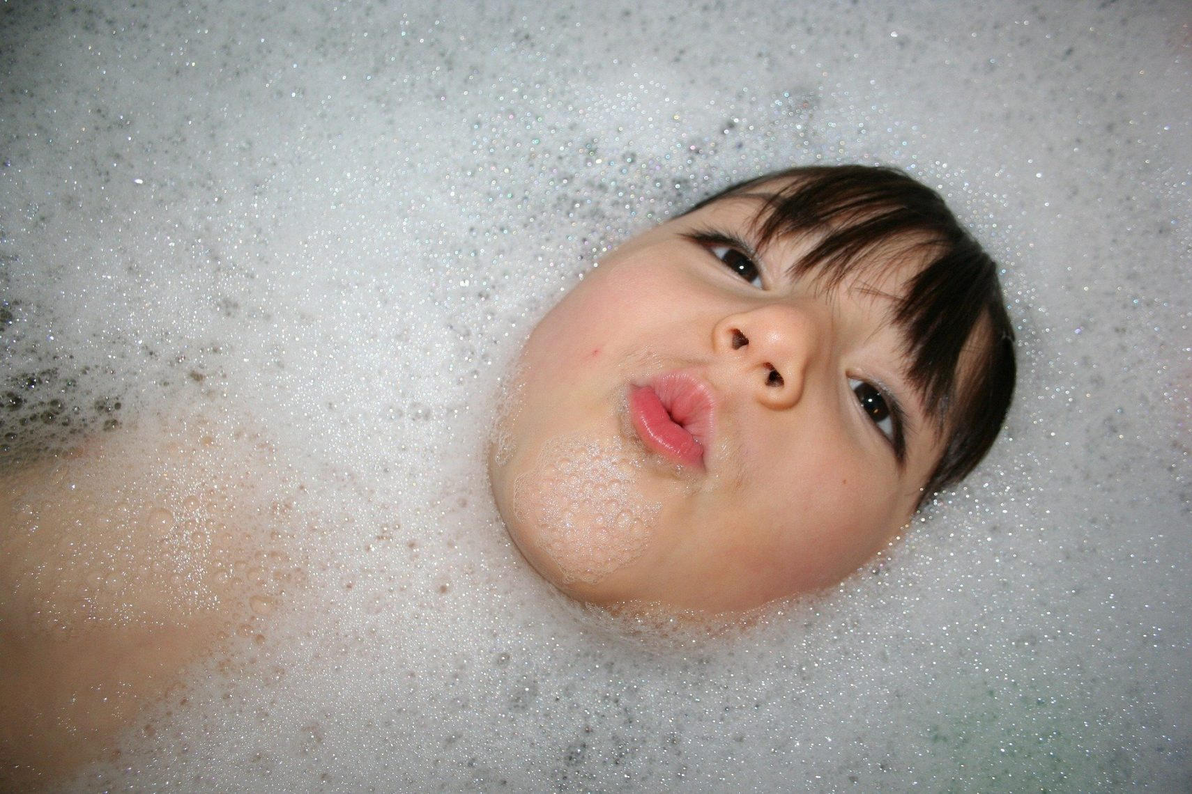 фото ребенок купается в ванне