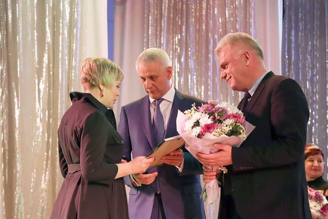 Сергей Бердников и Александр Морозов поздравляют победителей конкурса педагогов