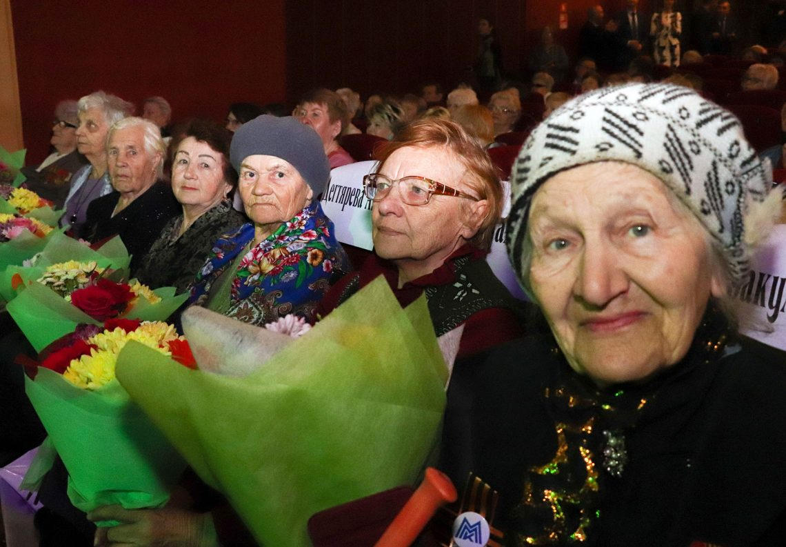 Первые лица города поздравляли женщин-ветеранов
