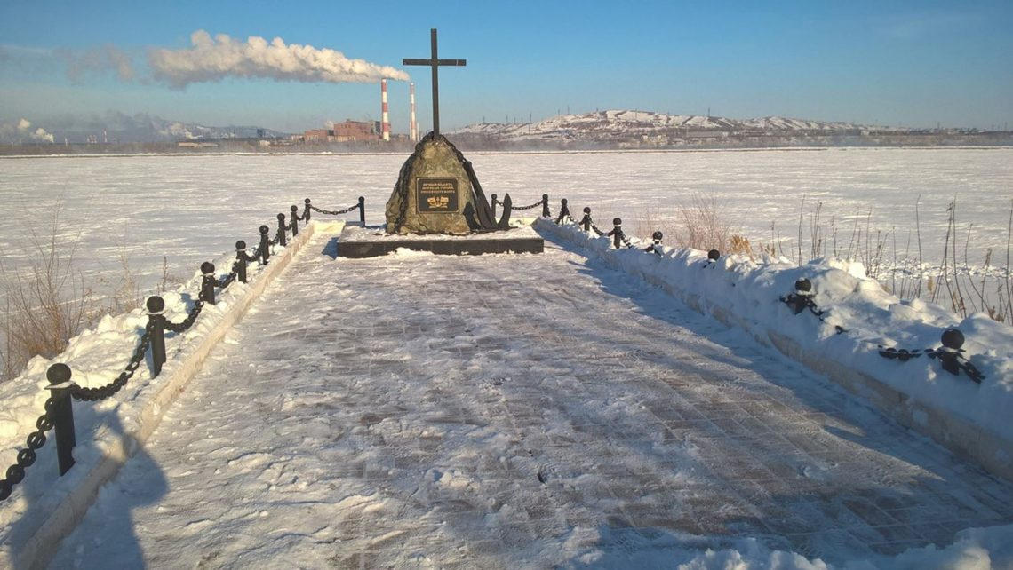 фото волонтеры очистили от снега памятник "морякам-героям"