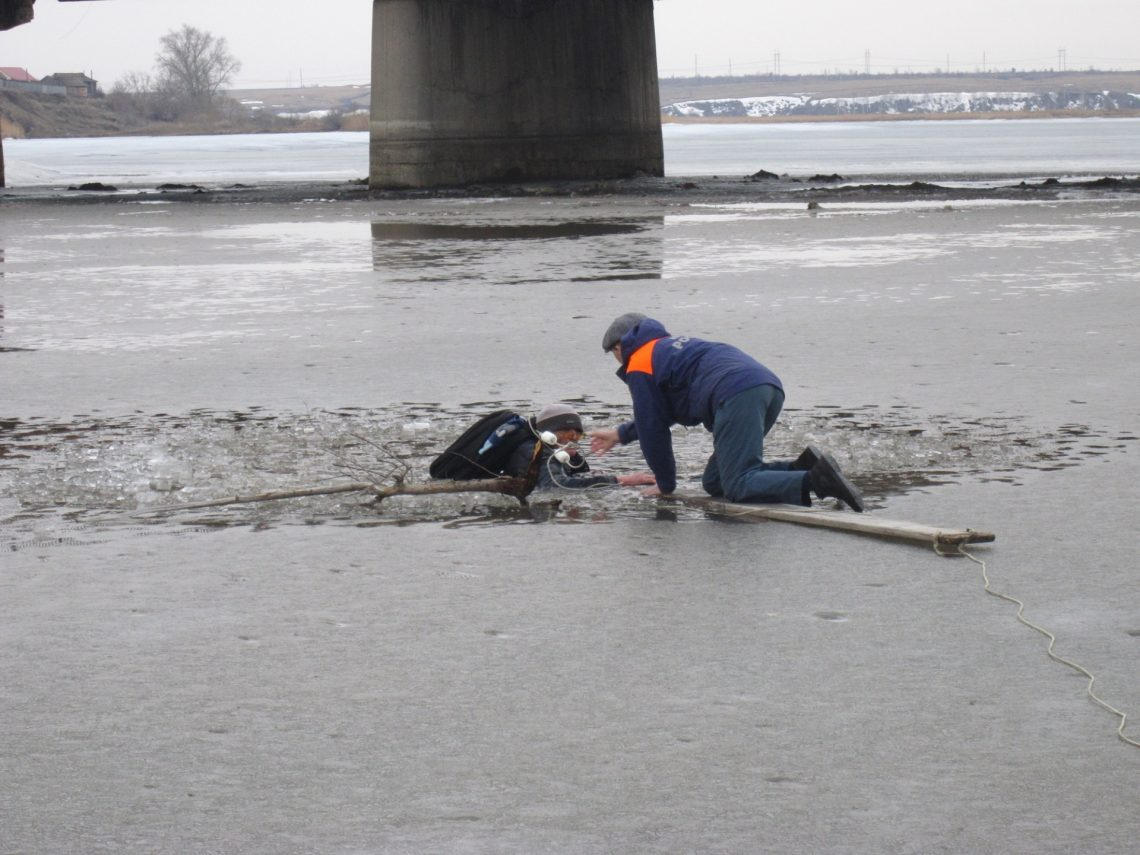 Фото Троицкий рыбак провалился под лёд