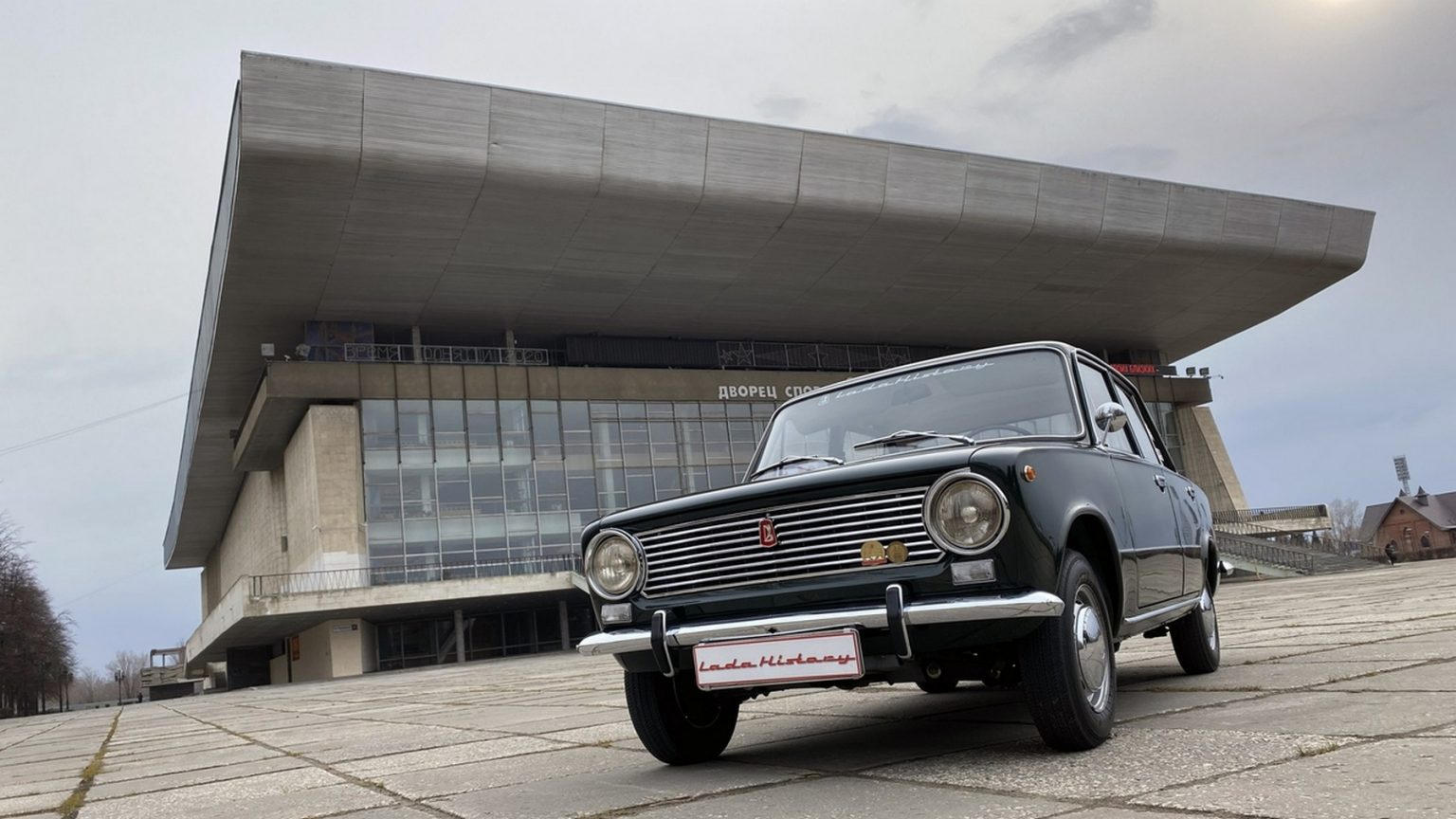 Волжский авто. Памятник копейке в Тольятти. АВТОВАЗ Тольятти. Копейка машина Магнитогорск. Машина копейка с открытым багажником.