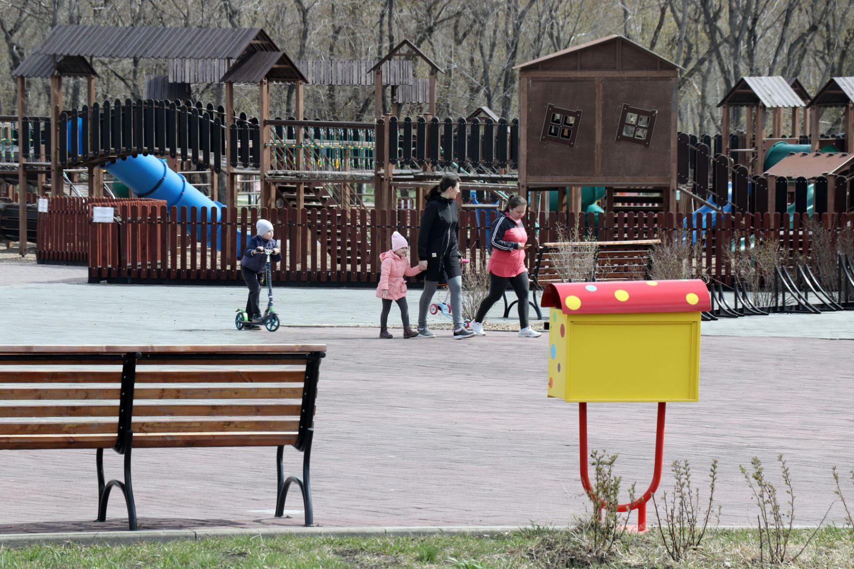 фото детская площадка возле ТЦ Континент
