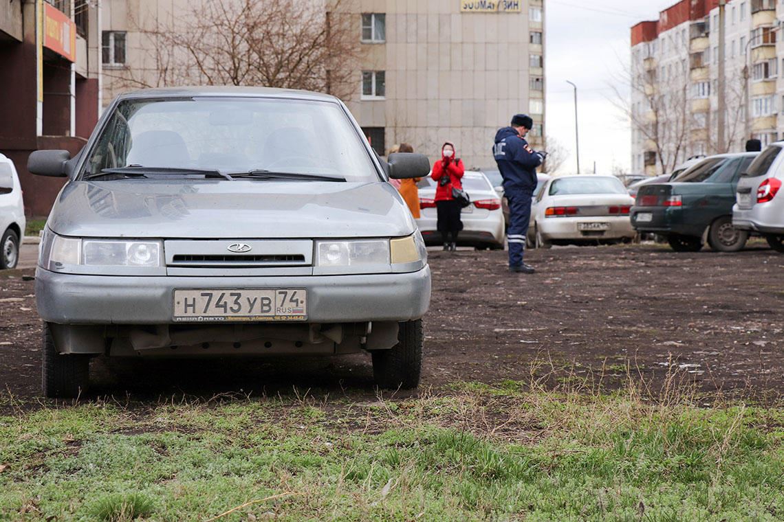 Паркуйтесь правильно. В Магнитогорске выявили любителей оставить автомобили на газоне