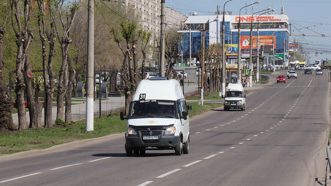 Неадекватный пешеход не пропускал маршрутку посреди проезжей части Магнитогорска