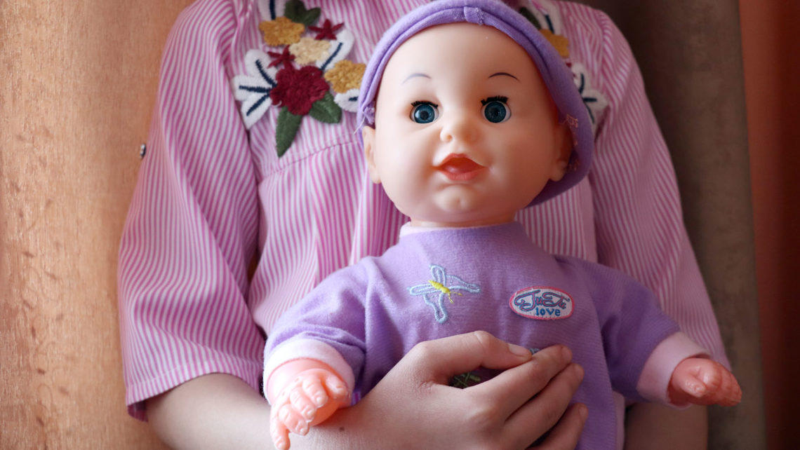 фото ребенок с куклой