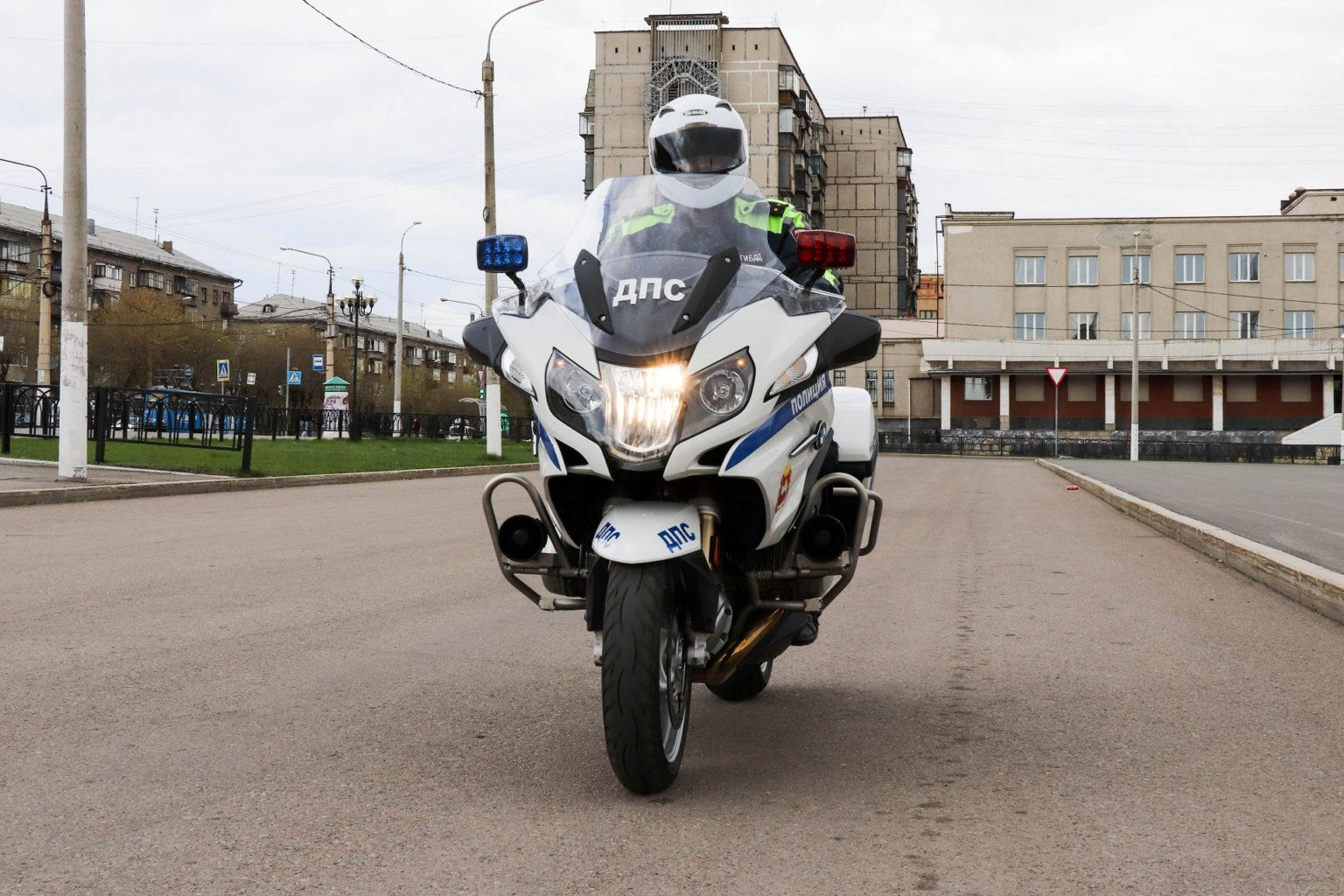 Сев мото. Мотовзвод ДПС Магнитогорск. Мотоциклы Магнитогорск. Гаишник на мотоцикле на дороге. Мототехника Магнитогорск.