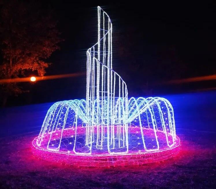 Фото светящийся фонтан в сквере на Ломоносова