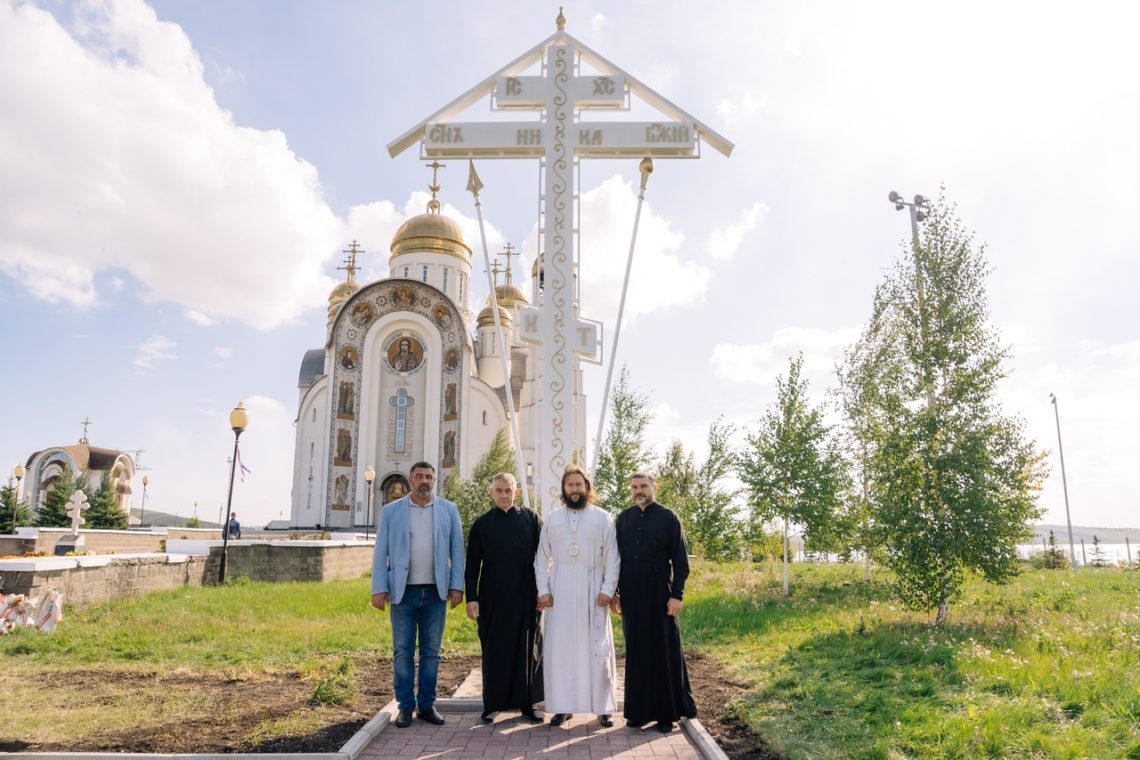 фото поклонный крест в память о жертвах трагедии в Магнитогорске
