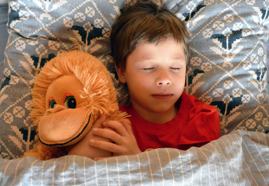 Сон влияет на IQ. Ученые рассказали, почему детям нужно рано ложиться спать