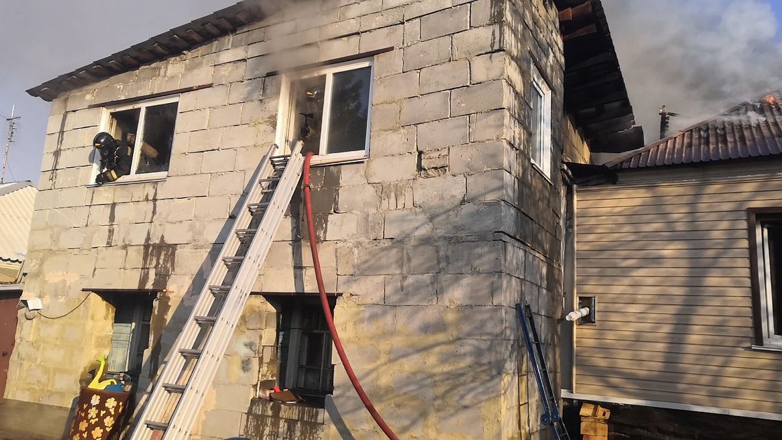 Женщина и 2 ребенка погибли при пожаре в частном в Челябинске