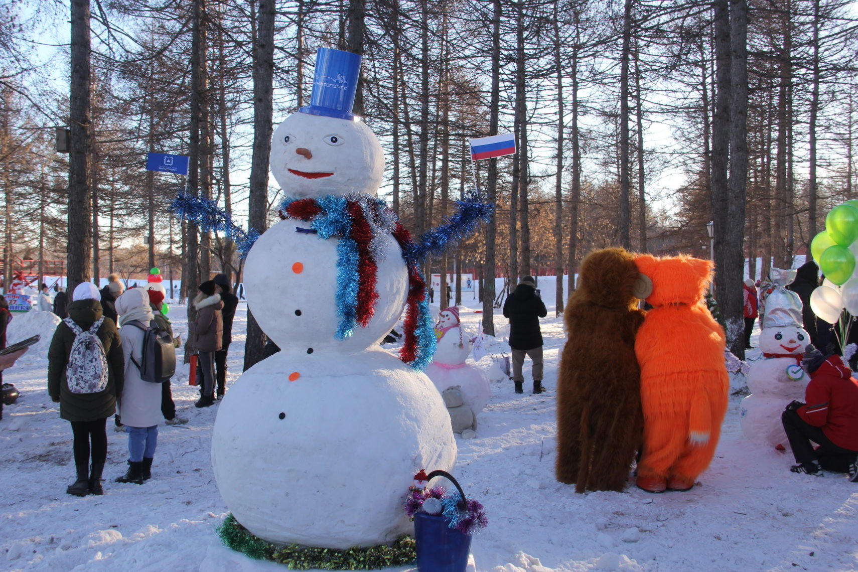 Приняли эстафету добра. В Магнитогорске состоялся флешмоб «Снеговики-добряки»