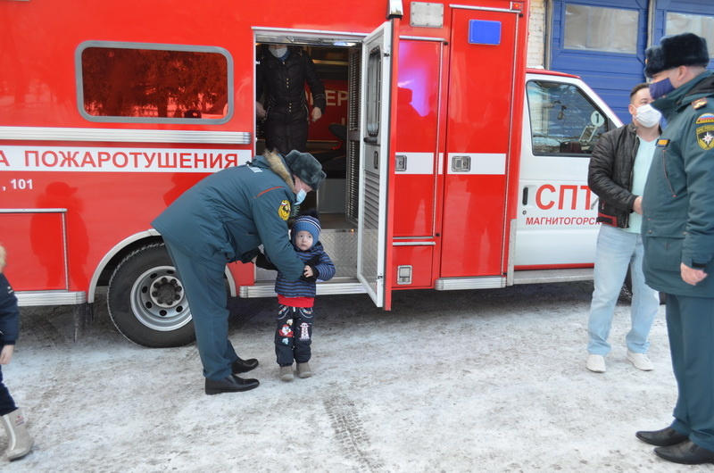 Пожарный Дед Мороз. В Магнитогорске сотрудники МЧС поздравили с наступающим Новым годом семью Фокиных