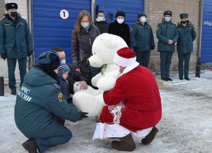 Пожарный Дед Мороз. В Магнитогорске сотрудники МЧС поздравили с наступающим Новым годом семью Фокиных
