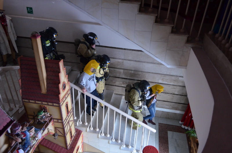Пострадавших спасли, огонь потушили. В театре «Буратино» прошли учения пожарных