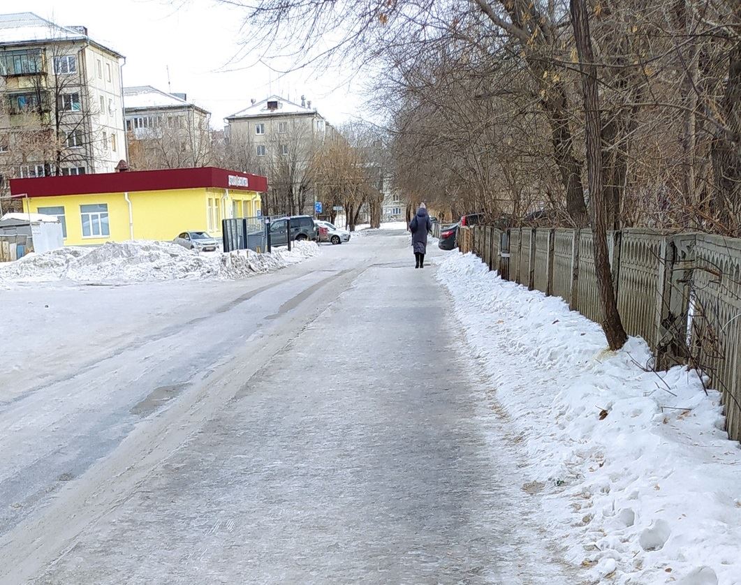 Снег с участка на дорогу. Снежный Покров Магнитогорск. Снег в Магнитогорске. Снегопад в Магнитогорске. Снег в Магнитогорске сегодня фото.