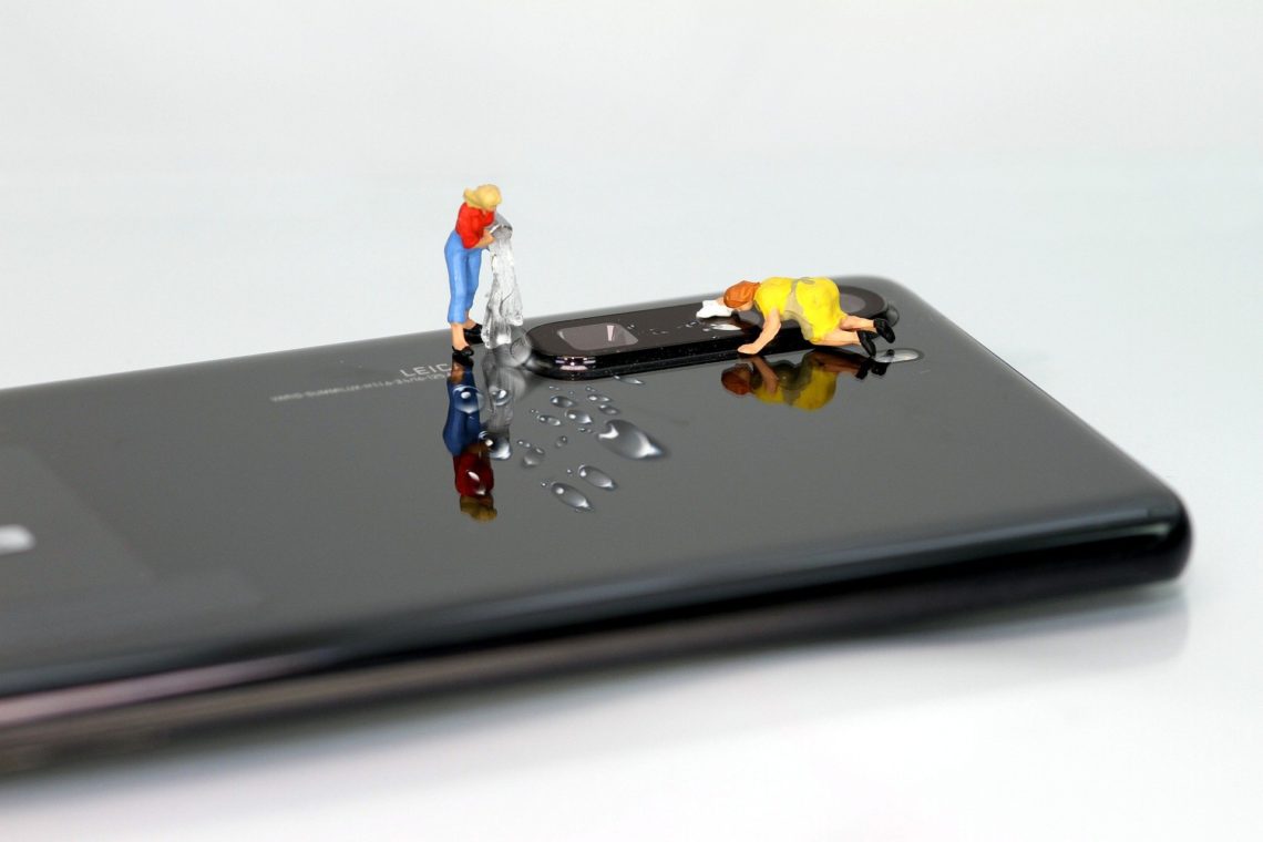 Что делать если уронил телефон в воду