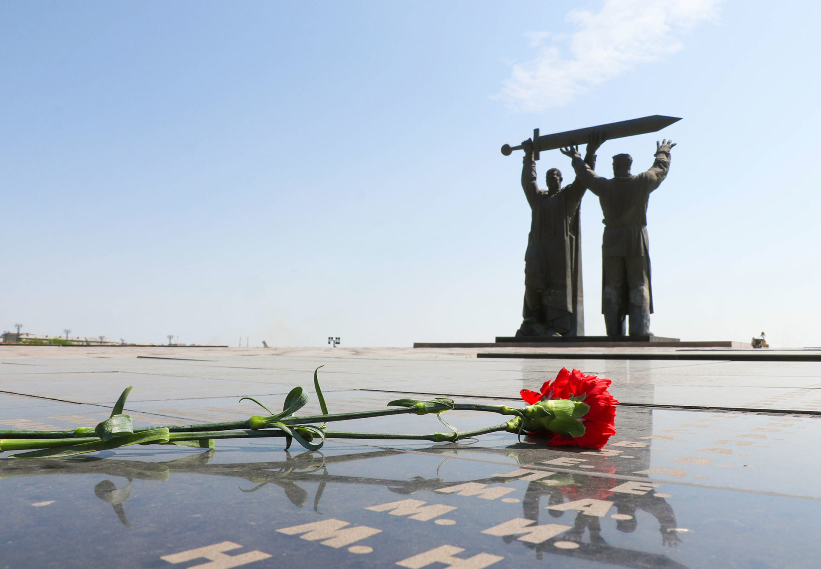 Поздравление с Днем Победы Алексей Текслер записал у памятника «Тыл-Фронту» в Магнитогорске