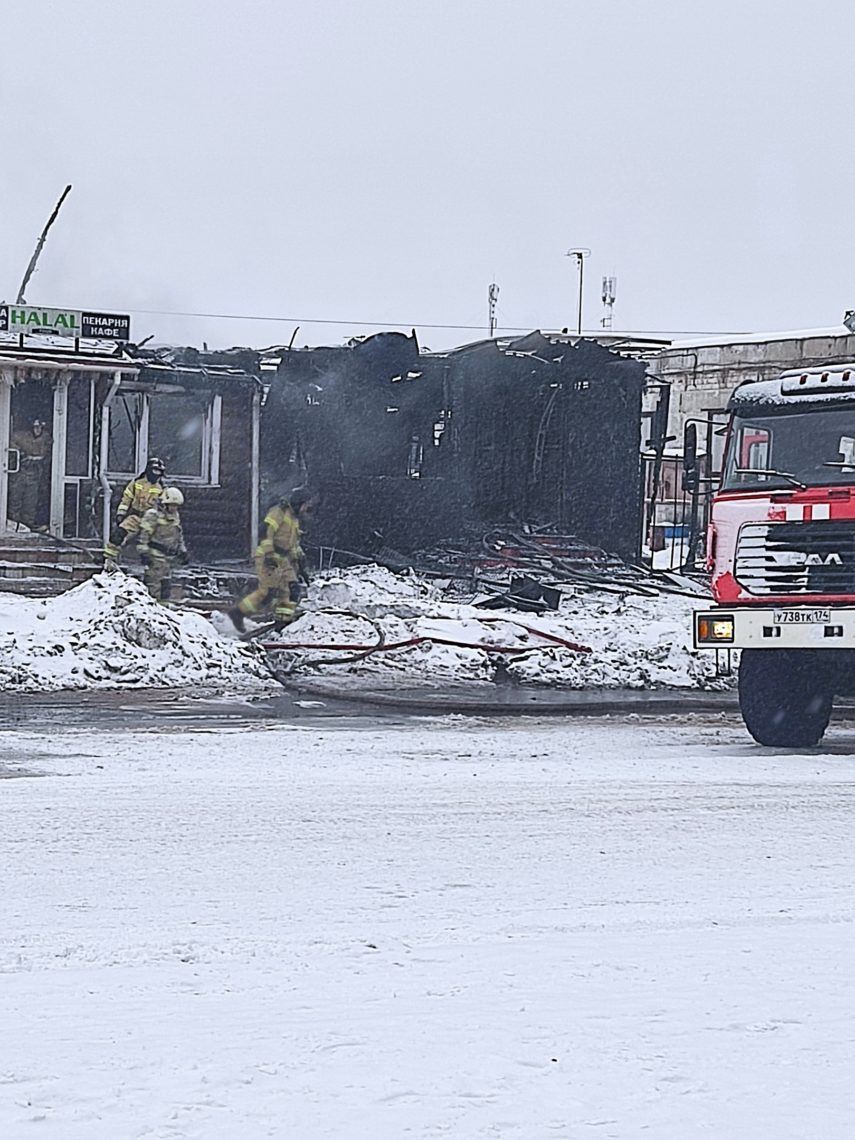 Крупный пожар спалил дотла три торговых павильона рядом с "ТК "Стройдвор" ﻿