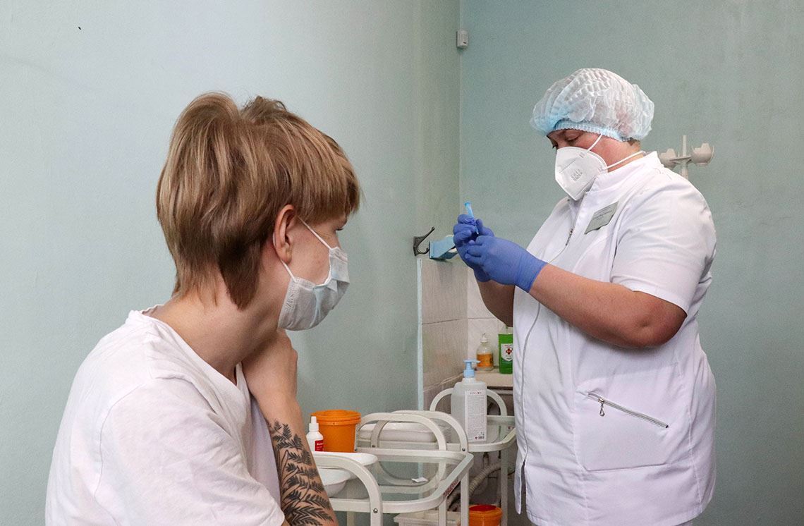 Вакцинация подростков от коронавируса началась в Магнитогорске