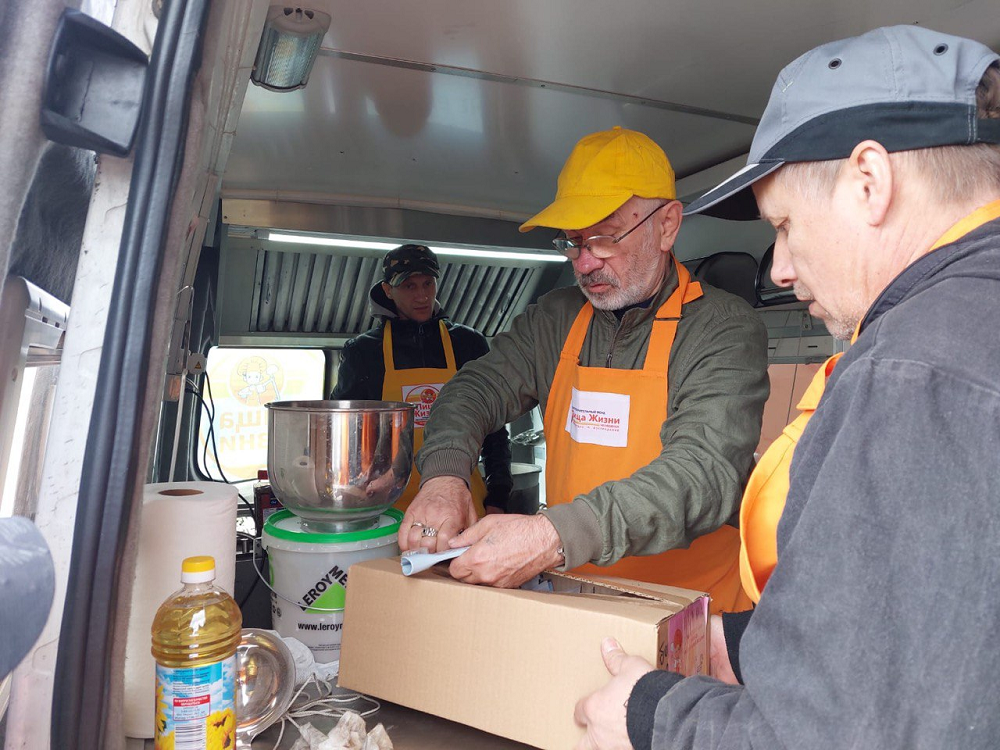 "Пища Жизни". Добровольцы благотворительной организации создали пункт питания беженцев на границе с ЛНР