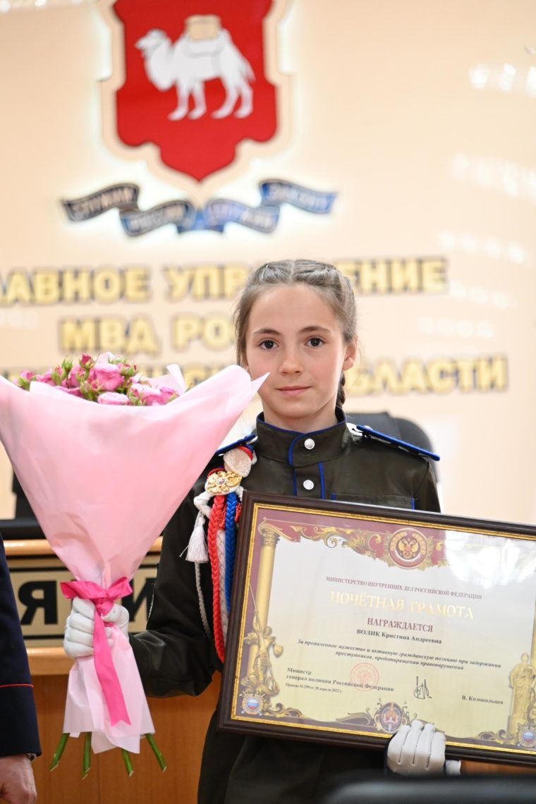 Спугнула преступника и получила награду. Героический поступок 13-летней школьницы из Магнитогорска отметил глава МВД