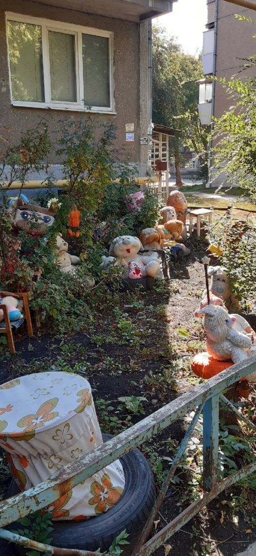 Сказочный двор или сцена из хоррора? Жителей удивило необычное украшение палисадника в Магнитогорске