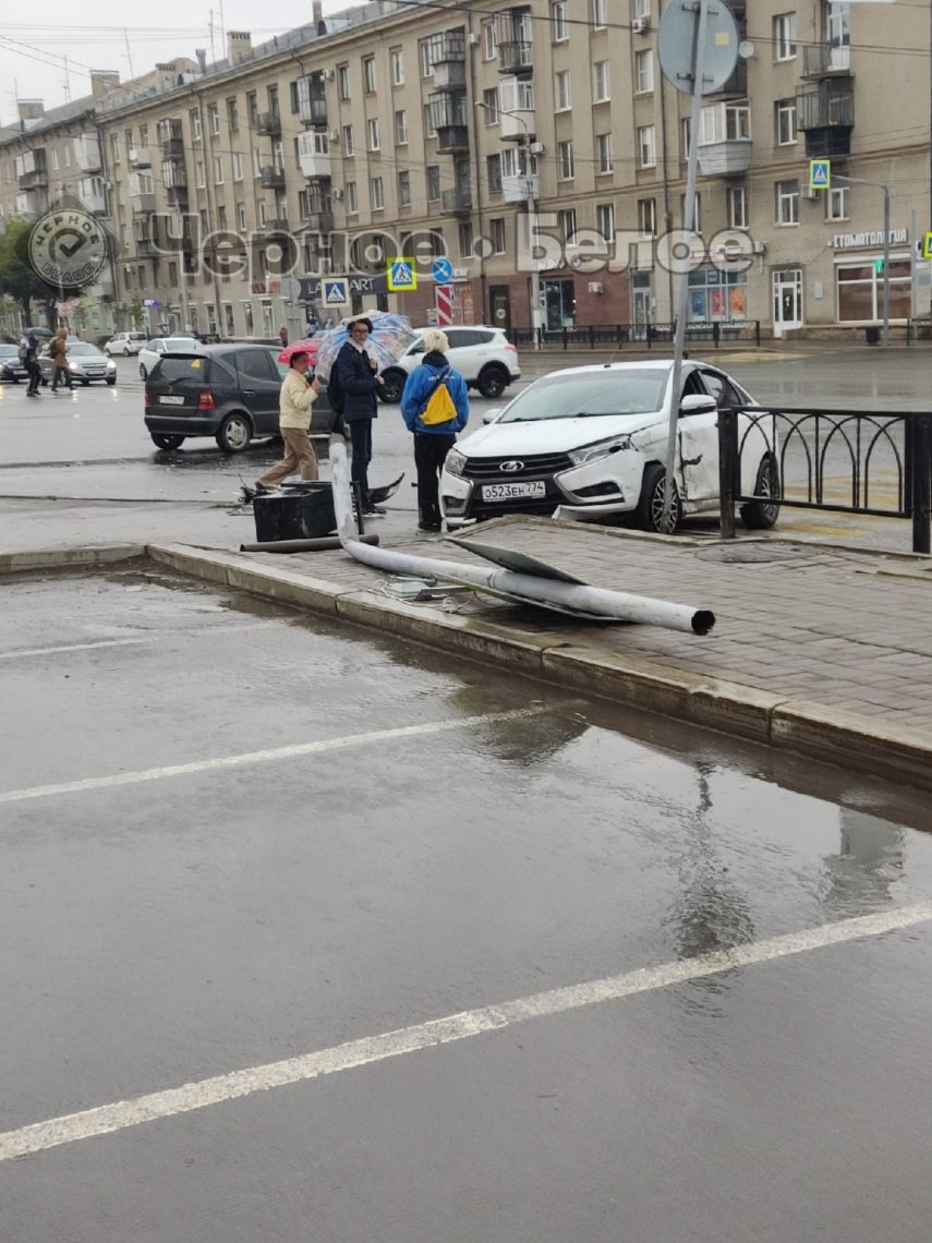 ДТП на оживленном перекрестке Магнитогорска. Пострадали пешеходы и дорожный знак