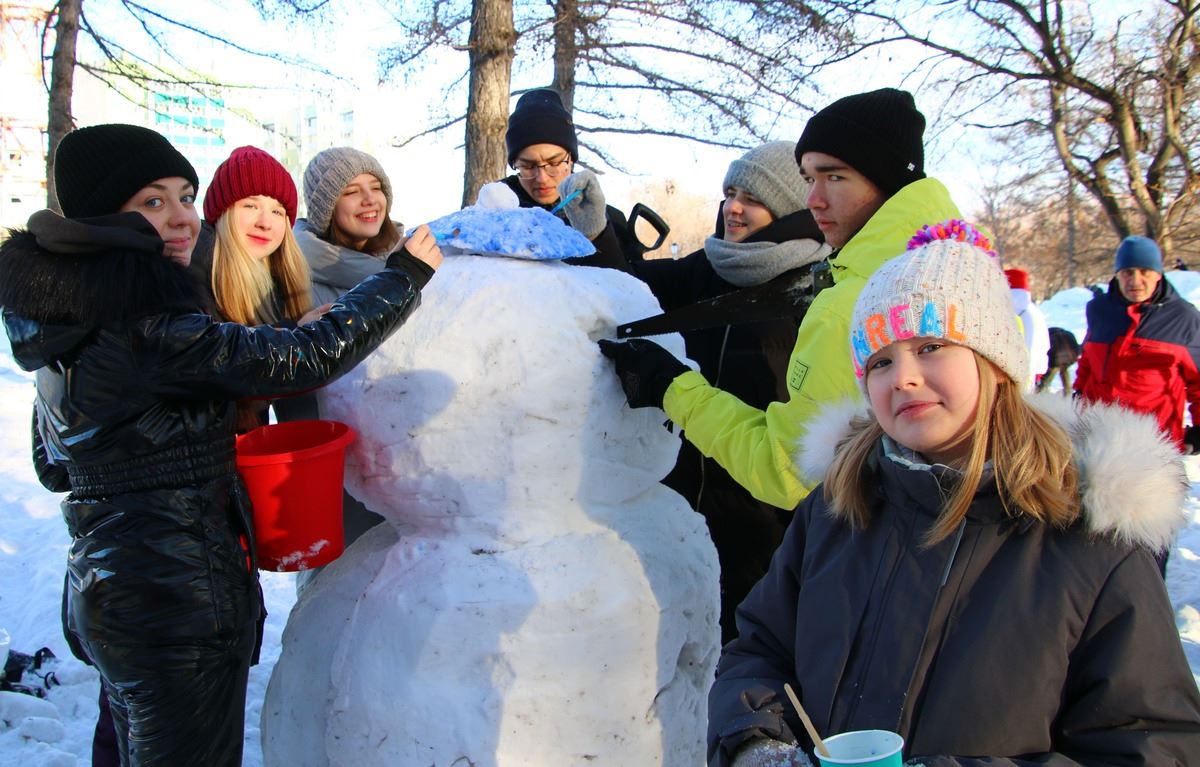 «Снеговики-Добряки» с горячими сердцами. В Магнитогорске состоялся снежный флешмоб