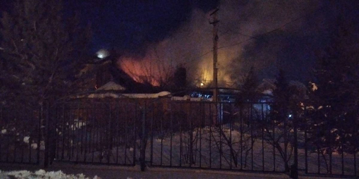 Есть погибший. За выходные пожар спалил дом, квартиру и кафе "Дядя Дёнер" в Магнитогорске