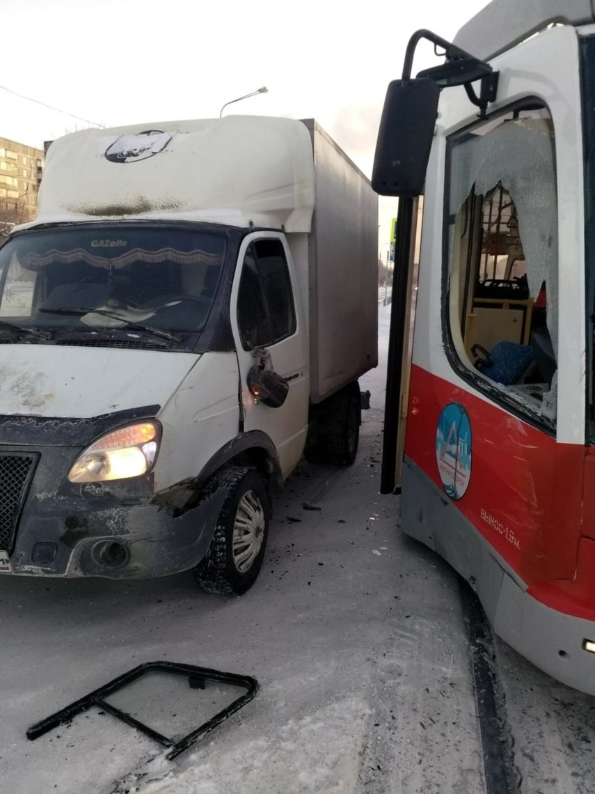 «Газель» повредила новый трамвай в Магнитогорске. Электротранспорт двигался на аварийной сигнализации
