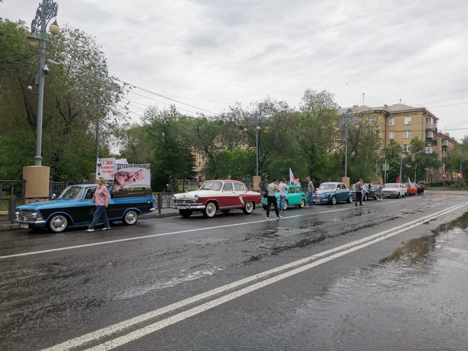 С флагами и красными крестами. День медика в Магнитогорске отметили автопробегом