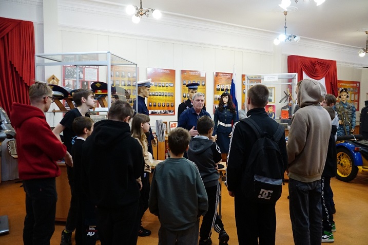 Магнитогорские полицейские рассказали ученикам о своей исторической форме и подвигах милиционеров