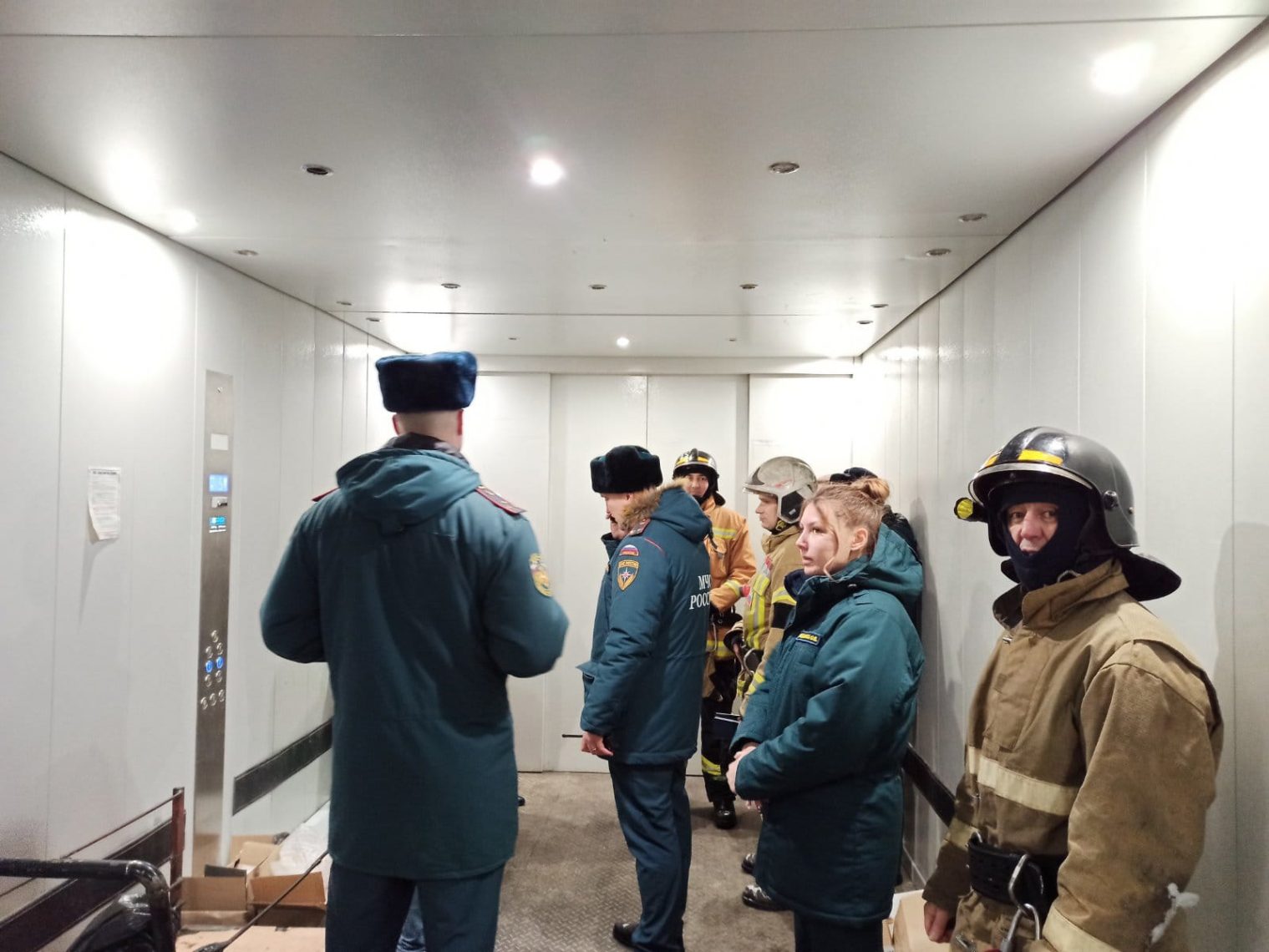 Эвакуация с крыши. В Магнитогорске пожарные машины съехались к административному зданию
