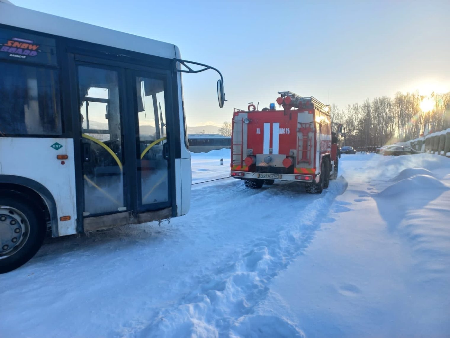 Откопали пожарные. Автобус застрял в снегу под Магнитогорском