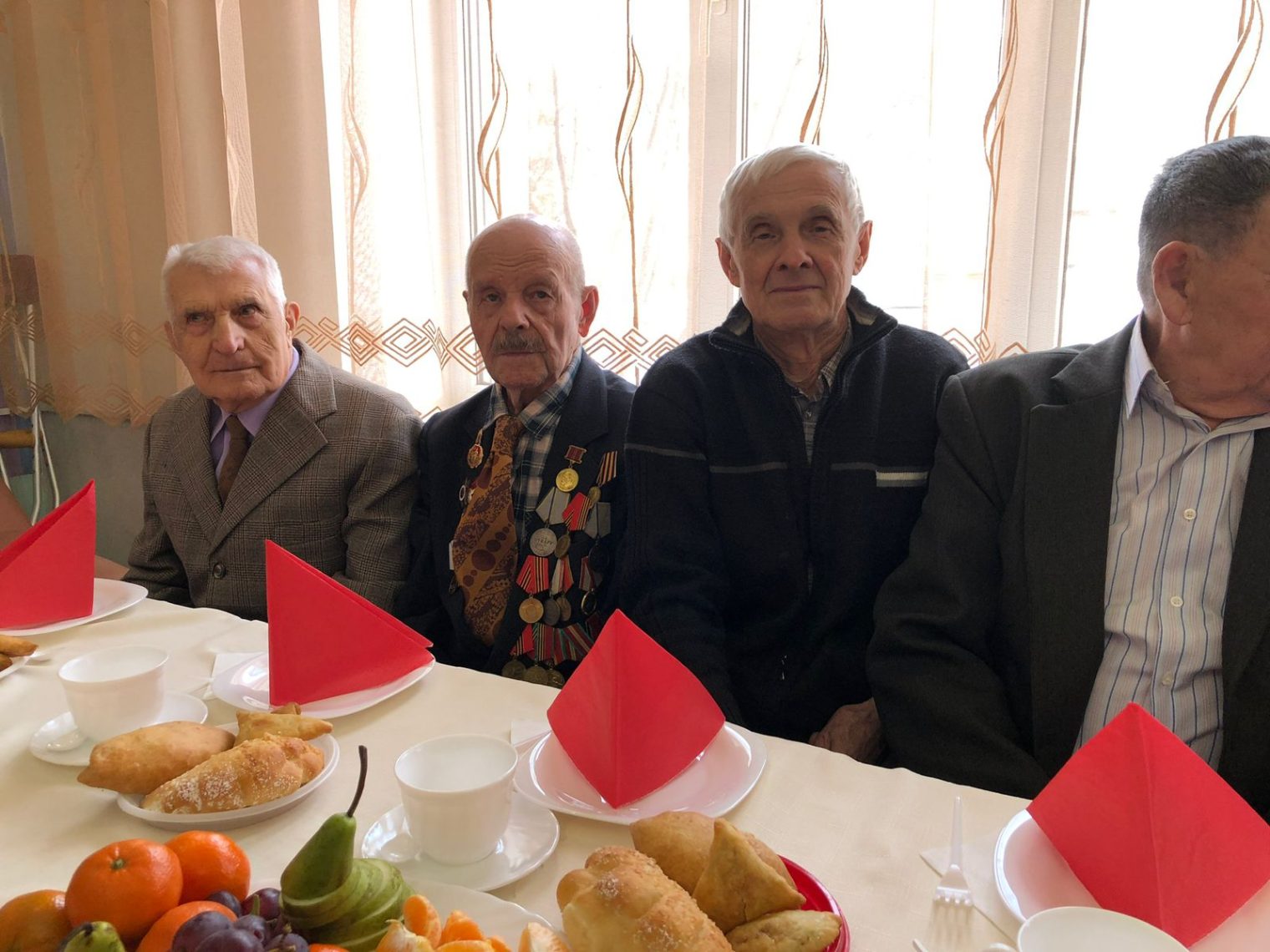 Ветеранов и тружеников тыла тепло поздравили с Днем защитника Отечества в центре социального обслуживания