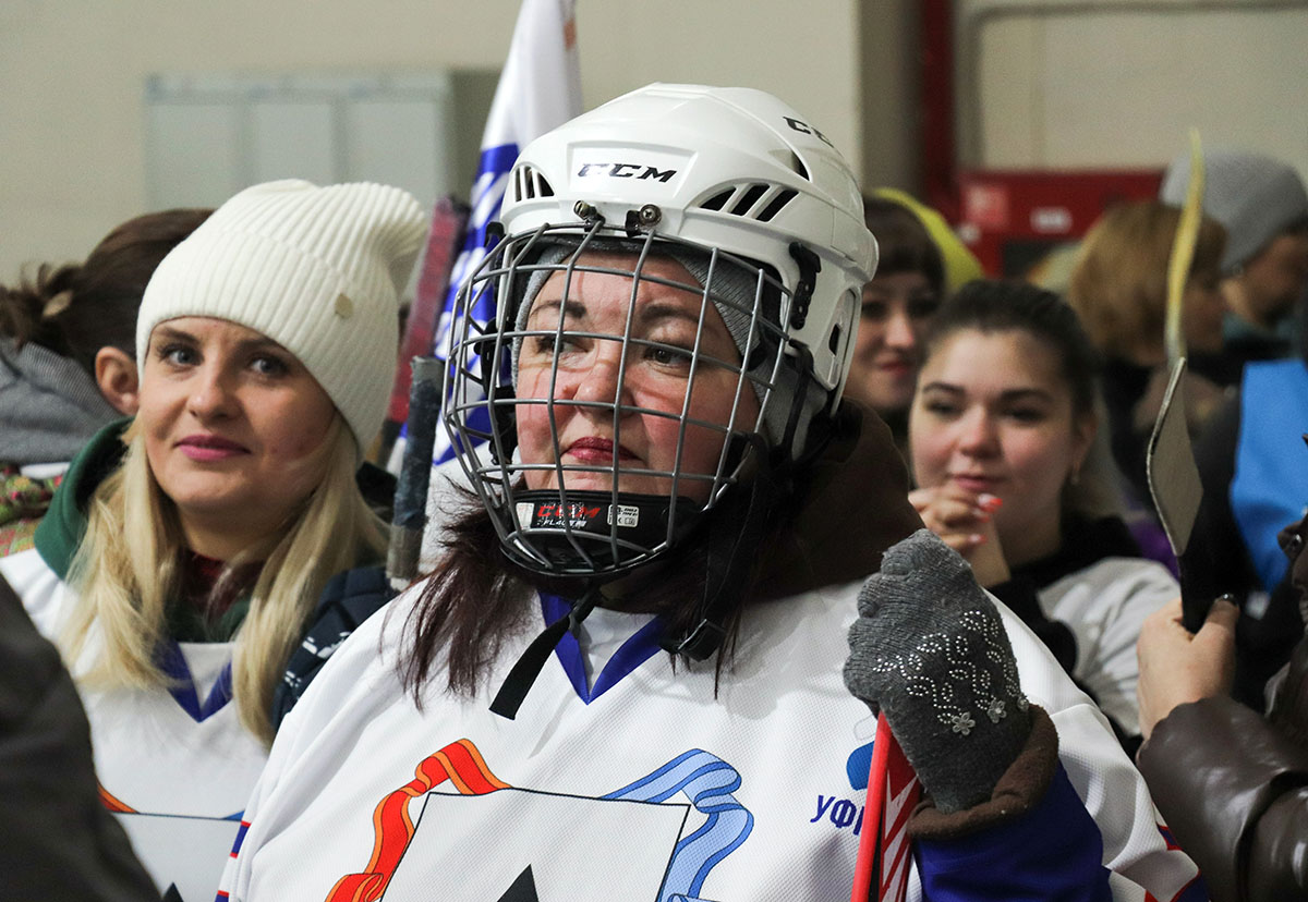 Женщины сразились в хоккей в валенках в Магнитогорске