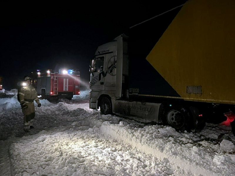 Колеса завязли в снежной каше. На занесенной дороге под Магнитогорском откапывали грузовики