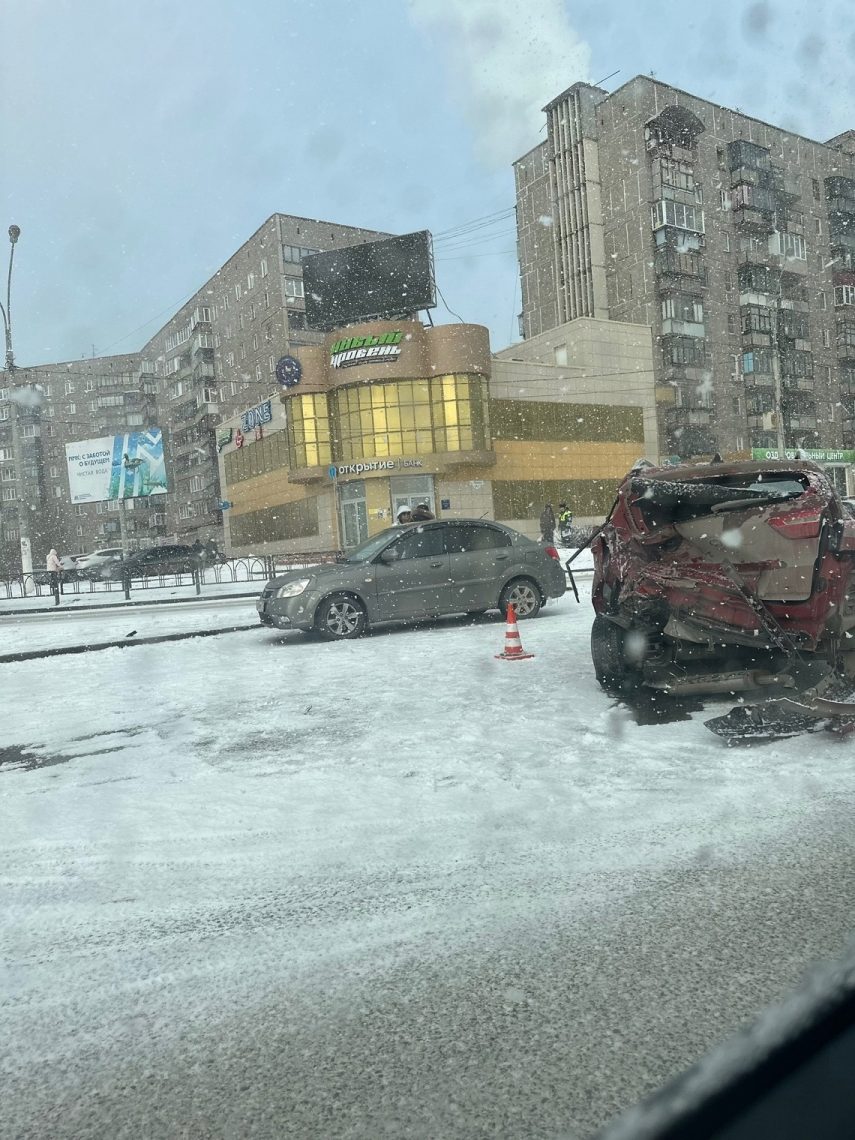 Жесткое ДТП на перекрестке Ленина-Труда. В Магнитогорске BMW протаранил машину и врезался в ограждение