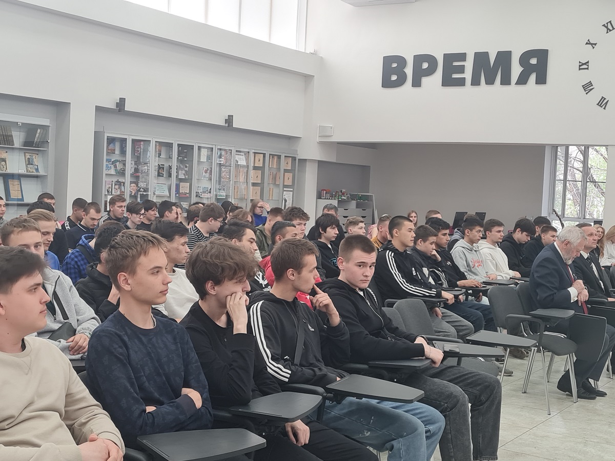 Ветераны Вооруженных Сил РФ рассказали о подвигах солдат студентам в Магнитогорске