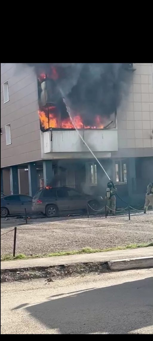 Закоптило до самого верха: очевидцы поделились фото с пожара в многоэтажке Магнитогорска