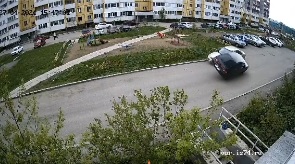 Водитель въехал в припаркованную машину и чуть не перевернулся в Магнитогорске