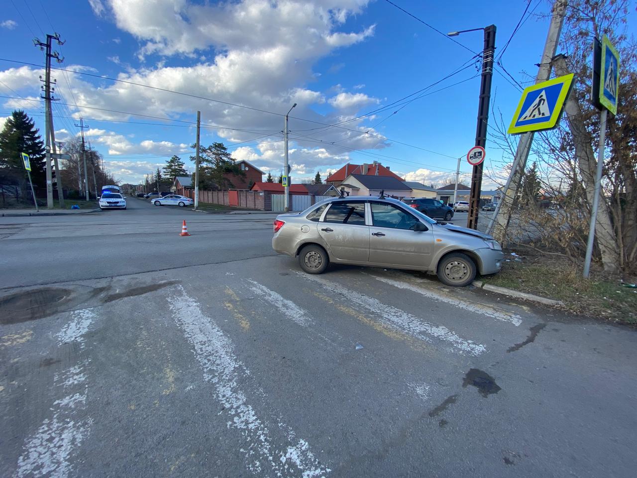 Одна машина влетела в столб, другая – в дорожный знак: пожилой водитель спровоцировал серьезное ДТП в Магнитогорске