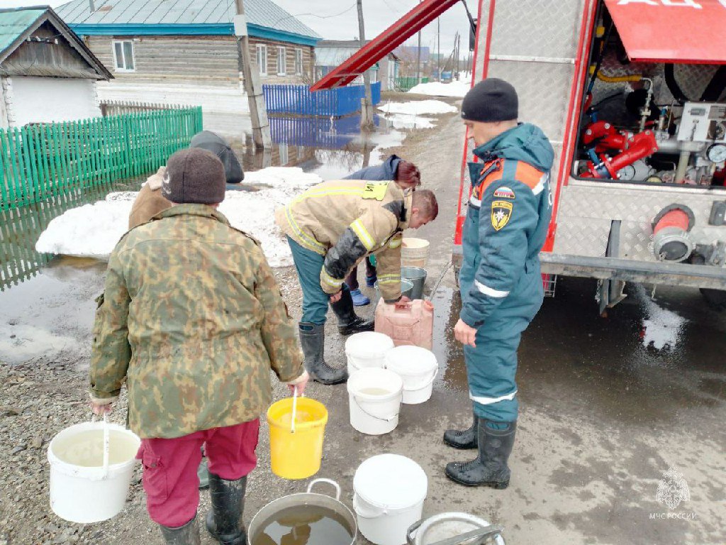 Люди возвращаются в дома: паводок на юге Челябинской области отступает